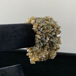 Vintage elasticated stones bracelet. B4